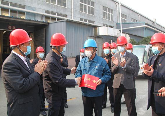 省人大常委會(huì)副主任、省總工會(huì)主席史濟(jì)錫蒞臨公司開(kāi)展“三服務(wù)”活動(dòng)